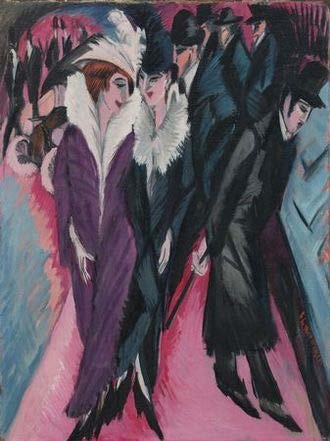 Pictură expresionistă de Ernst Ludwig Kirchner înfățișând o stradă aglomerată din Berlin cu figuri înalte, unghiulare și trăsături faciale ascuțite pe un fundal roz și albastru.
