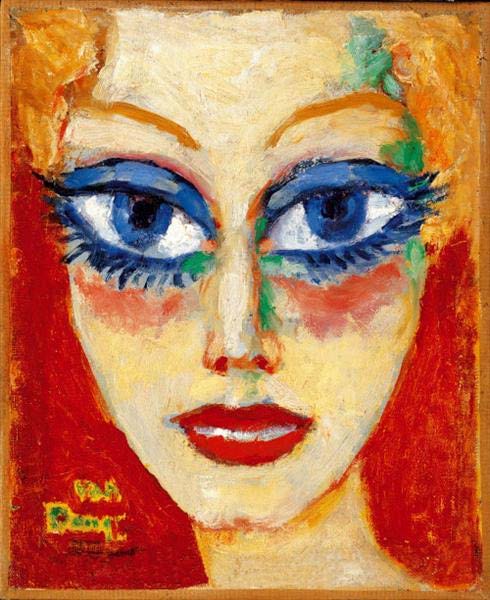 Portret fauvist realizat de Kees van Dongen numit Femeie cu ochi albaștri, înfățișând chipul unei femei cu ochi uriași machiați cu albastru electric, buze roșii și păr blond-roșcat, pe un fundal roșu intens.